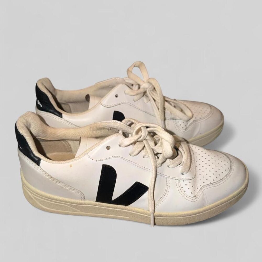 Veja Women's White and Cream Trainers